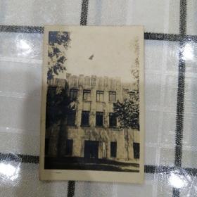 老建筑照片（牌子看不清，平、局，有旗帜）