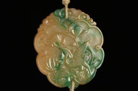 翡翠一路连科挂牌，以翡翠为材，方形制，牌面雕鹭鸟与莲花纹，寓意吉祥，配碧玺配珠，老穗子，纹饰生动清晰。整体作工精致，翠色透润，细部生动，勾勒清晰，接应有序，老布盒装藏，适宜收藏佩戴。尺寸：5.5*4.7*0.7cm，重50g