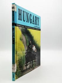 Hungary In Pictures 英文原版-《视觉地理系列：影像中的匈牙利》