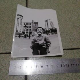 老照片小男孩在太原五一广场旁迎泽大街上照片东北方向拍摄远景云山饭店品图细签特别注意折痕