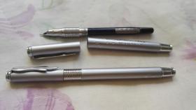 早些年的没有使用过的钢笔两支，一起出售。