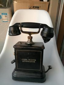 罕见！1900年左右，丹麦电信使用的手摇铸钢电话机。高32厘米，自重4.9kg