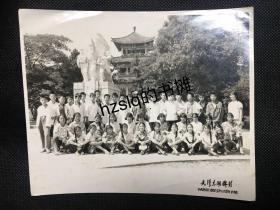 【众人合影】时期武汉东湖行吟阁工农兵塑像（原为屈原像）前一众学生留影及周边景象，老照片影像清晰、颇为难得