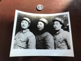 张伟强老革命珍藏照片2，（王精干，朱萍，张伟强三位抗大同学1945年合影），背面有张老亲笔书写纪念。张伟强，老红军，上海市原总工会副主席，全国六届政协委员。具体见图。包老包真，拍前看好，拍后不退。