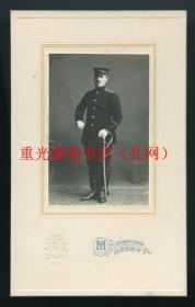 民初 1910-1920年代旧日本警官持刀立像，带照相馆背板