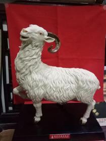 广东石湾名家陶艺 明佳作品 手工精制品-《领头羊》制作精美，栩栩如生，高雅大气。可送礼，作摆件，收藏与实用皆可（高38厘米x长38厘米）有实木板底座。