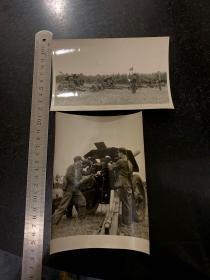 时期解放军炮兵部队的打炮老照片2张 实战演习或者是真在战场上作战的老照片 大炮上印有毛主席语录
