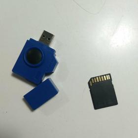 读卡器一个+一个大卡 照相机式样 5*3.5*1.1㎝