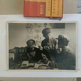 老照片,1966年沈阳军区〈刘英俊〉幻灯创作组在佳木斯辅导刘英俊所在连队的幻灯活动……
