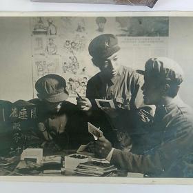老照片,1966年沈阳军区〈刘英俊〉幻灯创作组在佳木斯辅导刘英俊所在连队的幻灯活动……