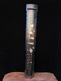 古代乐器镶贝壳古琴，高122厘米，宽20厘米，厚9厘米