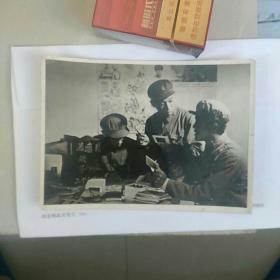 老照片,1966年沈阳军区〈刘英俊〉幻灯创作组在佳木斯辅导刘英俊所在连队的幻灯活动……