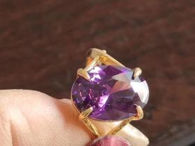 紫宝石戒指