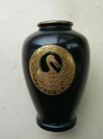 铜胎黑漆描金团鹤花瓶