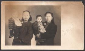 民国老照片，两对母子，南京贡院街天工照相馆，品弱