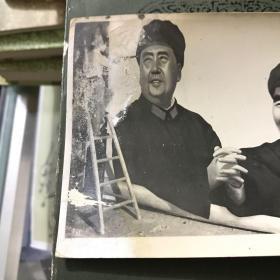 老照片 时期两位画家创作毛主席和林彪巨幅画像