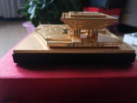 2010年上海世博会中国会馆模型    （镀金）  东方之冠