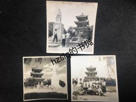【系列照片】早期武汉东湖行吟阁屈原像前众人留影及周边景象3张合售，每张角度各有不同。老照片影像清晰、颇为难得