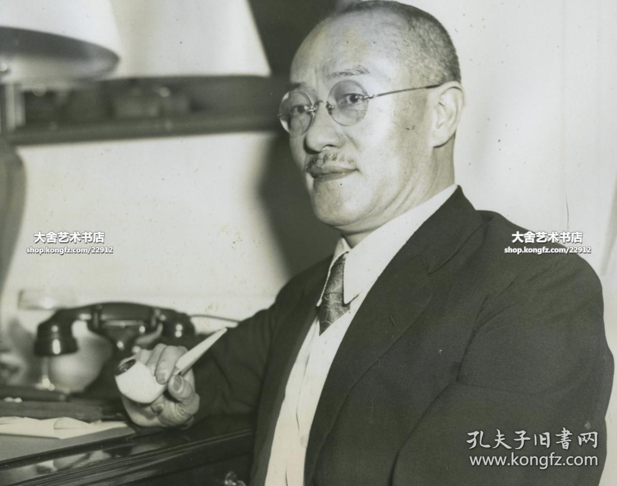 1937年日军侵华时期中国驻美国大使外交官王正廷抽烟斗的照片，他也是中国历史上的第一位国际奥委会委员B