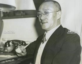 1937年日军侵华时期中国驻美国大使外交官王正廷抽烟斗的照片，他也是中国历史上的第一位国际奥委会委员B