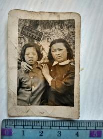 1950年吉林市北山留影纪念 二美女