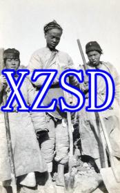 江苏北部救援人员拿着铲子站在那里1905年至1910年（翻印）