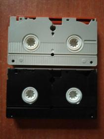 录像带2盒合售：日立卡拉OK伴奏带(1)、小歌星卡拉OK系列之卡通美术影视歌曲