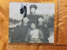 老照片：军人 三名军人与一个孩子合影   尺寸详见图片 保真包老