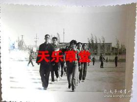 太原市铁路技工学校1981年田径运动会裁判员照片4张【1981年】2.5寸-5寸尺寸不一