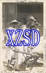 江苏北部推面粉手推车的工人，大约1905-1910年（翻印）
