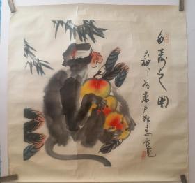 著名画家李燕手绘猴《多寿之图》大神为万户猴 ;猴寓意长寿之意。是馈赠老人和长者的最佳礼品。著名画家李燕作品。装裱斗方:81cmx82cm，画芯68cmx66cm。李燕 1943年生于北京。著名画家。清华大学美术学院教授，中国美术家协会会员，齐白石艺术研究会副会长，李苦禅纪念馆、艺术馆副馆长，中央文史馆馆员，九三学社中央书画院副院长，中国周易学会副会长。艺术大师李苦禅之子！