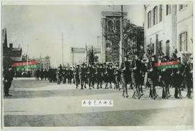 民国1931年美国驻守在天津的美军第十五步兵队在街道上列队行进老照片