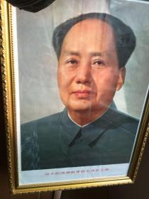 带框宣传画老版毛主席标准像毛泽东画像有红字，拿到手能马上悬挂。画品相好。框新、画老56x39