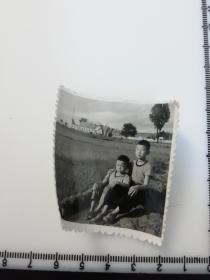 七八十年代  童年系列 老照片 1张 稻田地