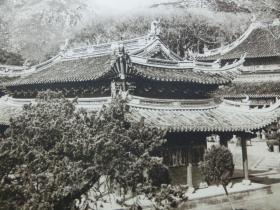 【百元包邮】1920年代古旧书页影像  一张双页双幅《普陀山法雨寺主殿；法雨寺孝子坛石雕—孝子送饭（九龙殿前）》（Pú tó shan，Fa yü sze，Haupthof；Pú tó shan，Fa yü sze，Kindliche Liebe） 纸张尺寸约30.3×23.5厘米