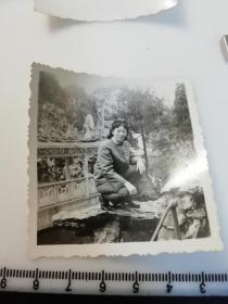 七八十年代黑白  美女  老照片 1张 山间