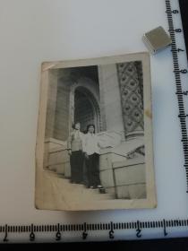 五六十年代黑白  美女  老照片 1张  历史建筑1