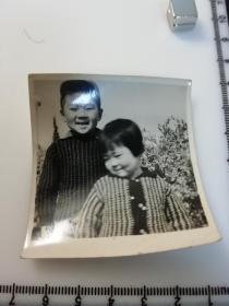 七八十年代  童年系列 老照片 1张 姐弟