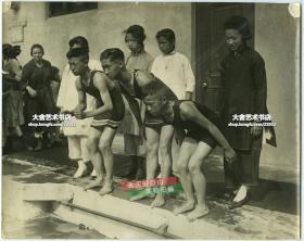 民国早期美国加州华人华侨子弟学校上游泳课体育老照片，早期海外华侨教育旧影，共计两张，尺寸均为25.2X20.2厘米