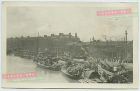 民国上海老照片，苏州河的街道和繁华码头，大量小船靠岸停泊。