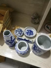 文房青花瓷原装一套全。六件套。六七十年代景德镇杏花文具瓷厂出品。仓库库存货。品相非常好。原装纸箱还在。