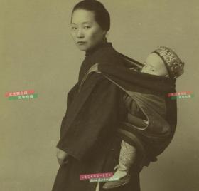 清代照相馆内拍摄上海背婴儿的妇人女子，人物表情传神，原底晒印，品相完好，较为少见。大幅蛋白照片