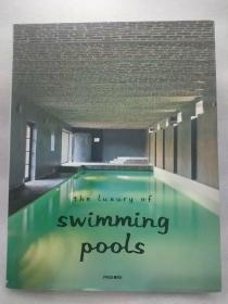 孤本：《THE LUXURY OF SWIMMING POOLS》奢侈的游泳池 。 英文原版硬精装本。