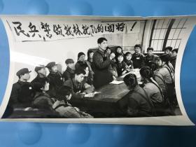 〈沈阳铸造厂民兵积极开展批林批孔的斗争〉场面黑白照片（长15厘米，宽11厘米）照13