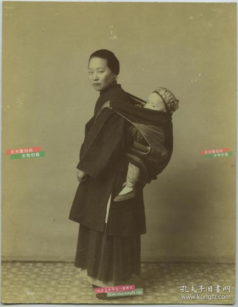 清代照相馆内拍摄上海背婴儿的妇人女子，人物表情传神，原底晒印，品相完好，较为少见。大幅蛋白照片