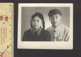 1954年情侣照（左下角“画真摄影社”钢印）