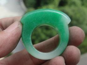 翡翠戒指--品相好--包老包真尺寸：外径3.4cm，内径2.0cm重：18.8g喜欢可联系
