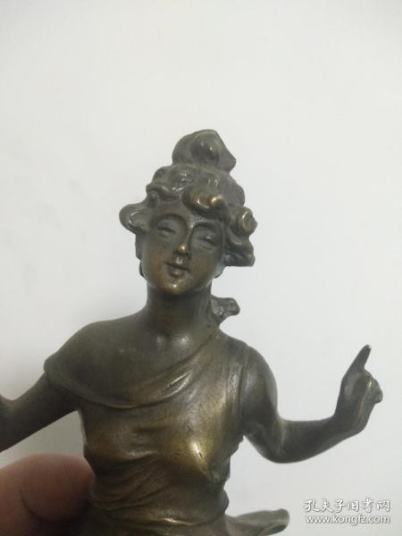 西方女神铜像美女女郎雕塑似乎音乐
指挥家