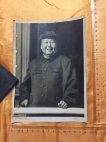 **老照片：毛主席天安门城楼戴红卫兵帽笑眯眯像 20*14厘米 武汉图片社印制 42 保真包老