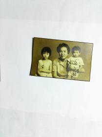 六十年代老照片  赴美前夕携女童于国内留影有题跋